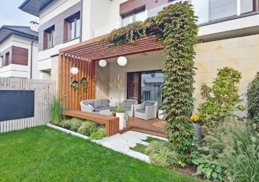 aranżacje małego ogródka w blokach